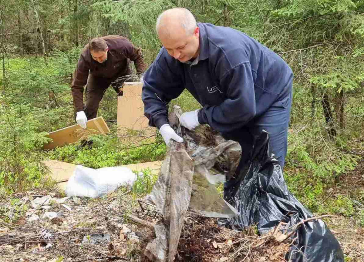 Neabejingi gamtai piliečiai rinkosi į miškų švarinimo talką – visoje Lietuvoje antrą kartą vyko „Miško kuopa“
