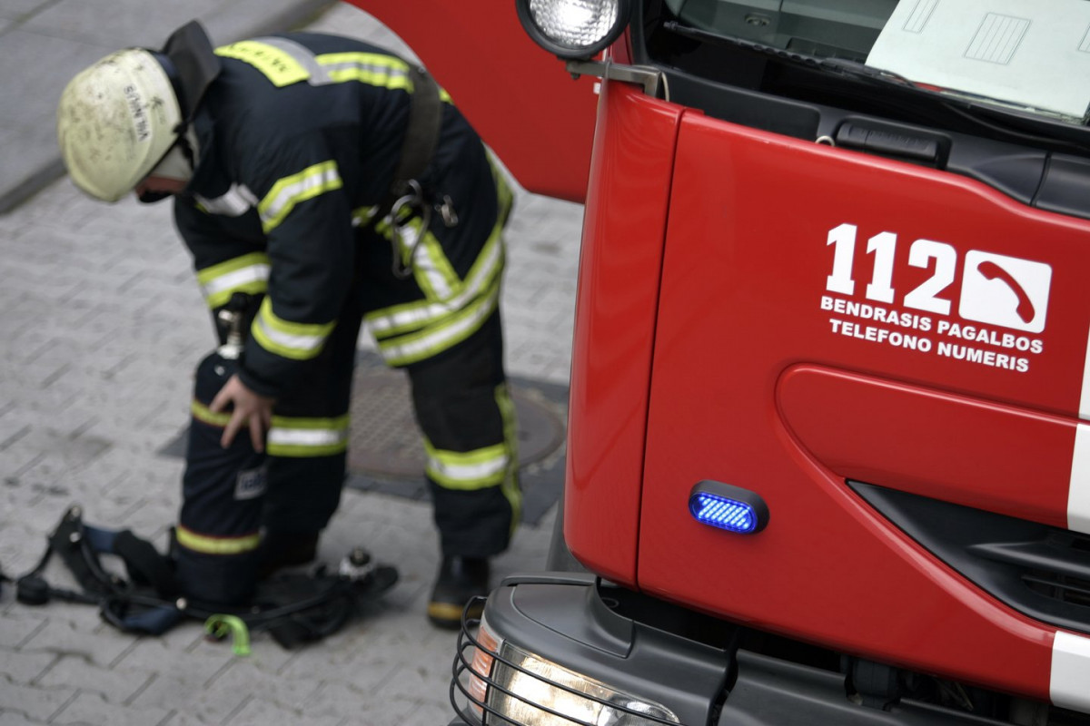 Ugniagesių batutas Klaipėdoje išgelbėjo pro 9 aukšto langą iškritusią moterį