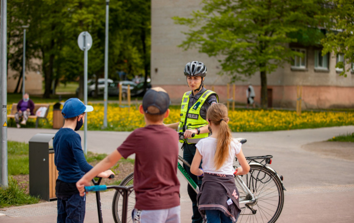 Nepilnamečiams Klaipėdoje primintos saugaus eismo dviračiais ir paspirtukais taisyklės