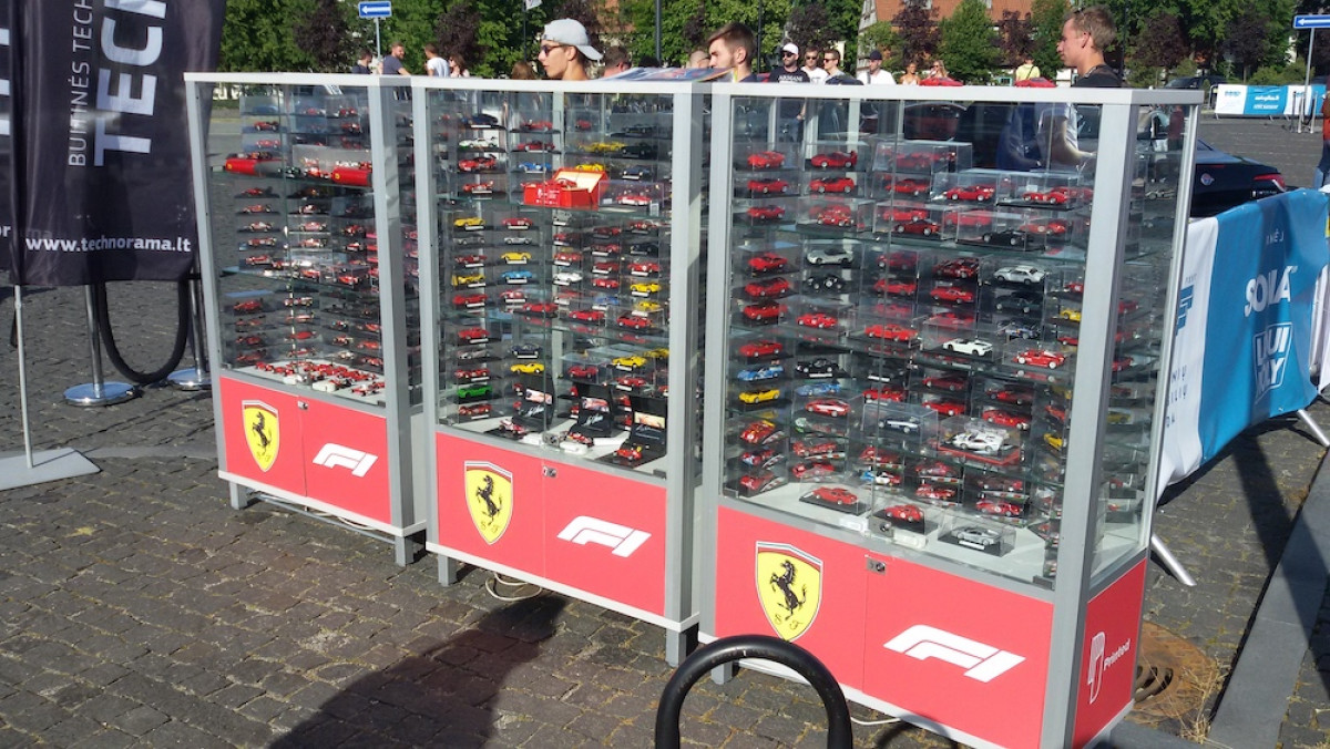 „Memel Motor Fest“ automobilių parodos akcentas – klaipėdiečio „Ferrari“ modeliukų kolekcija
