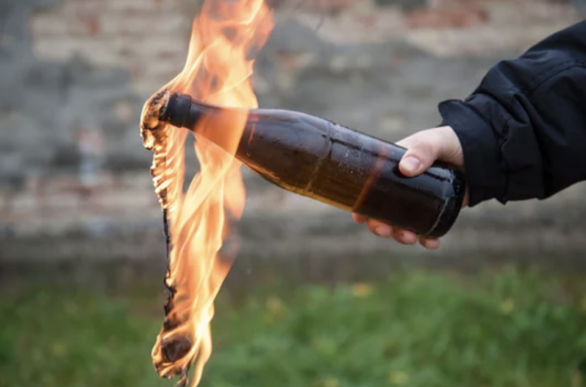 Klaipėdos Draugystės parke rastas butelis su kaip įtariama sprogstančiu skysčiu