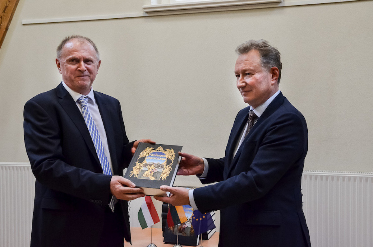 KU biblioteką papildė Vengrijos ir Latvijos ambasadų dovanotos istorijos knygos