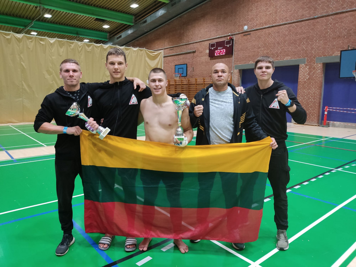 Klaipėdiečiai MMA sportininkai iškėlė Lietuvos vėliavą Danijoje