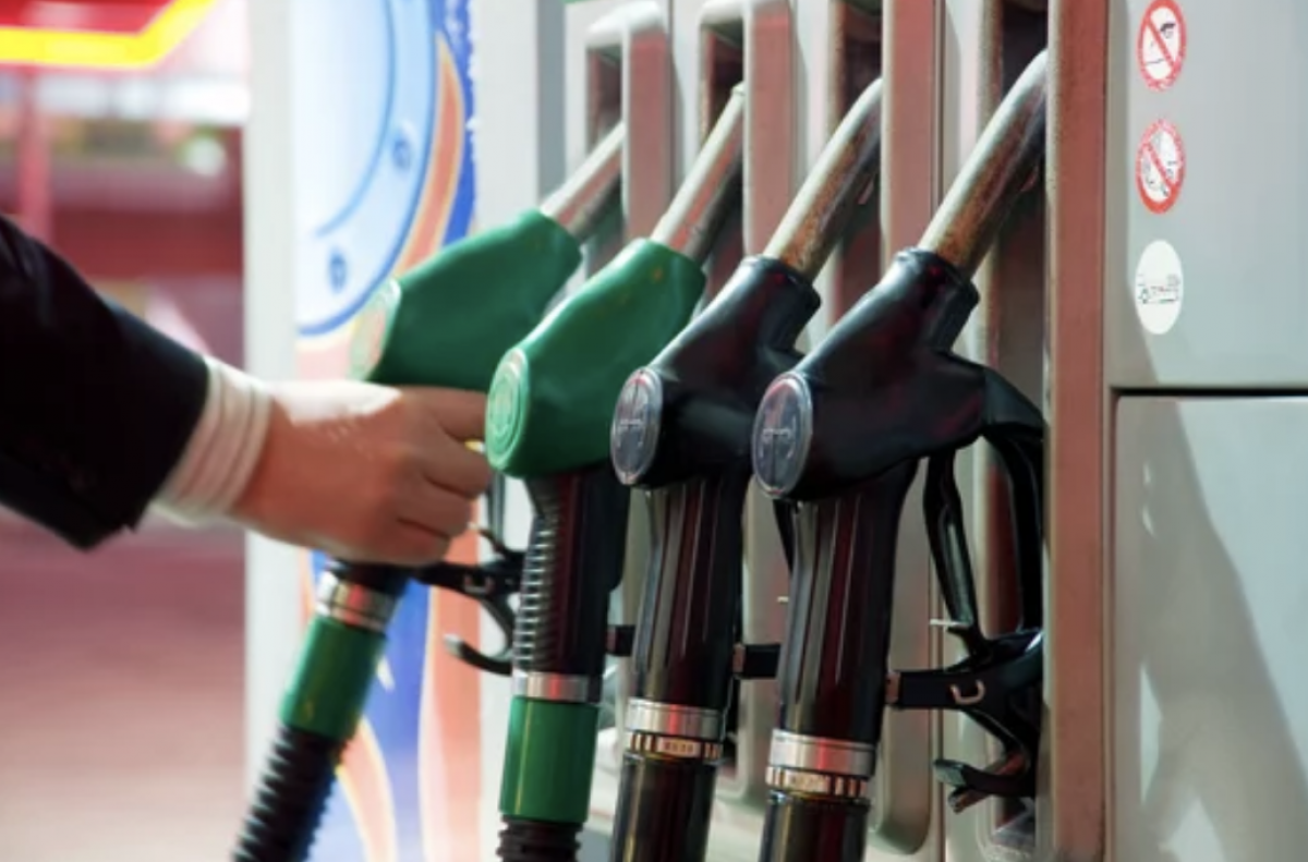Vyriausybė svarsto, kaip mažinti degalų kainas – suskaičiavo, kiek jie atpigtų