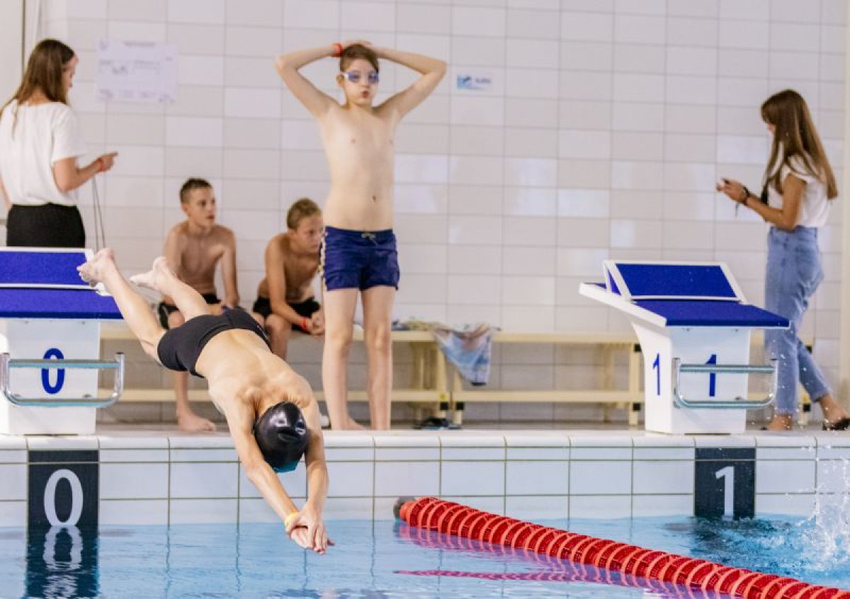 Modernus Klaipėdos baseinas kviečia į neeilines šeimų plaukimo varžybas Dano Rapšio taurei laimėti