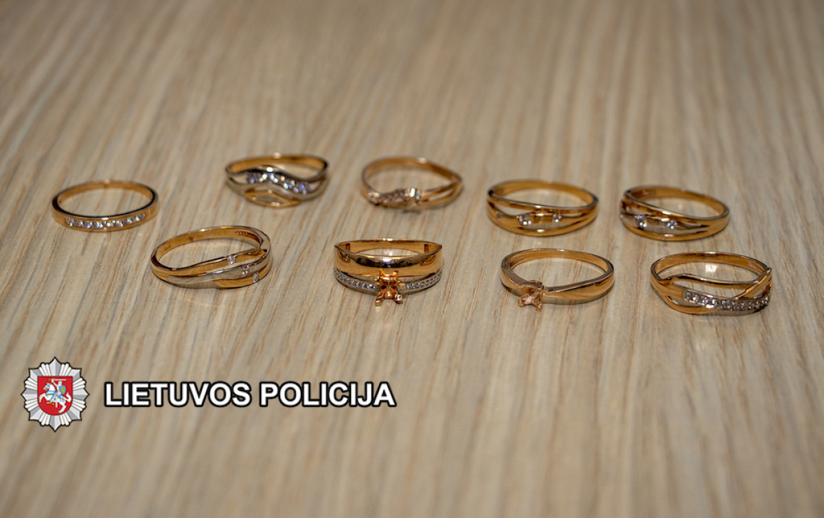 Klaipėdos kriminalistai sulaikė du asmenis įtariamus aukso žiedų vagyste iš prekybos centro