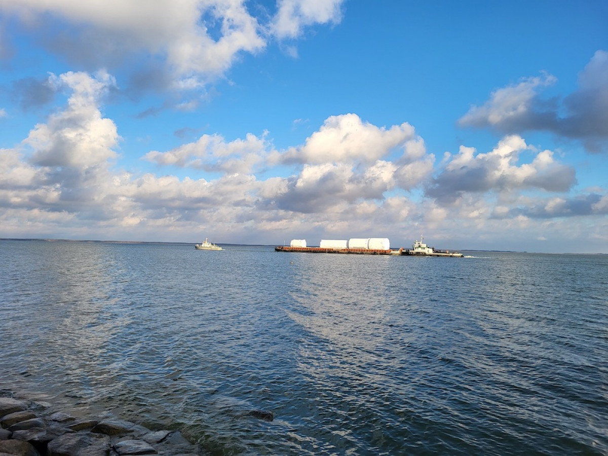 Išskirtinio dydžio krovinys sėkmingai atplukdytas Nemunu į Klaipėdos uostą