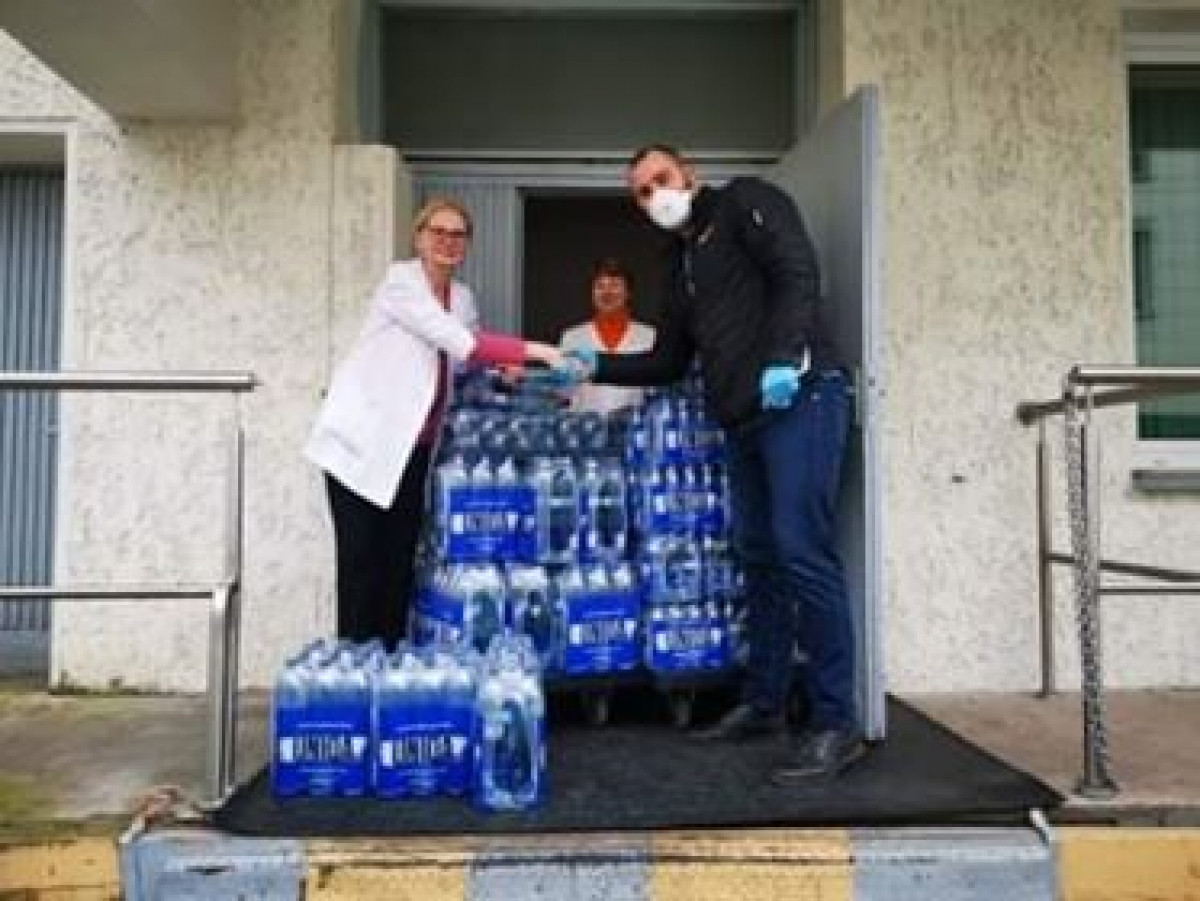 AB „Volfas Engelman“ Klaipėdos medikams padovanojo virš 2 tūkst. vandens butelių