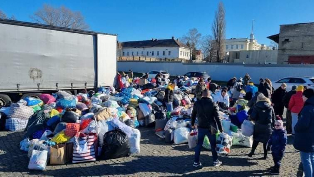 Surinkus 50 vilkikų daiktų ir rūbų, Raudonasis kryžius stabdo paramos telkimą Ukrainai
