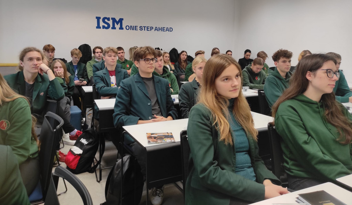 Klaipėdos "Ąžuolyno" gimnazijoje oficialiai atidaryta trečioji Lietuvoje ISM Verslo klasė