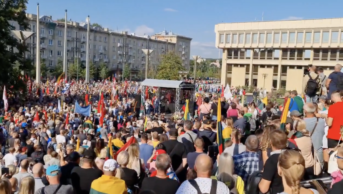 Prie Seimo vyksta masinis protestas