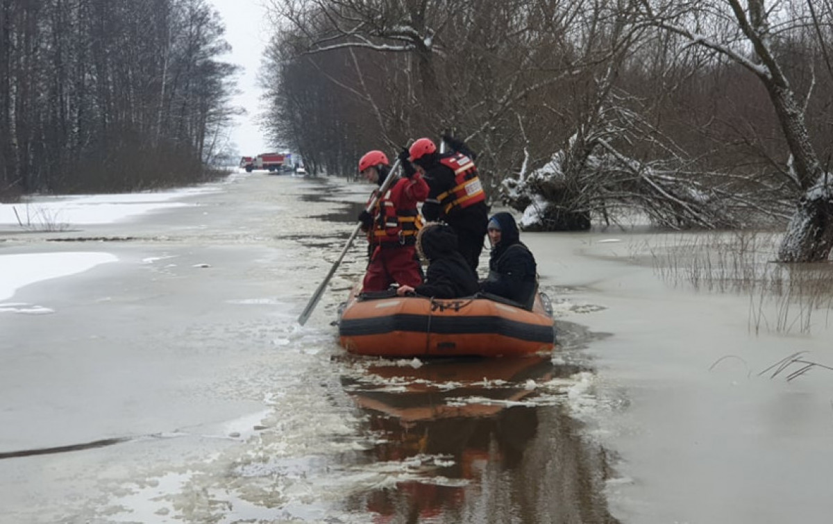 Šilutės ugniagesiai teikia pagalbą potvynio apsemtų sodybų gyventojams ir ESO darbuotojams