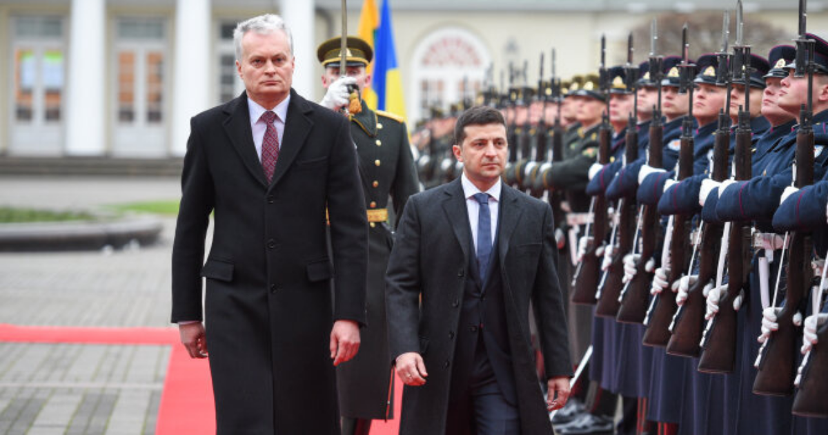 Prezidentas apdovanojo Volodymyrą Zelenskį Vytauto Didžiojo ordinu su aukso grandine