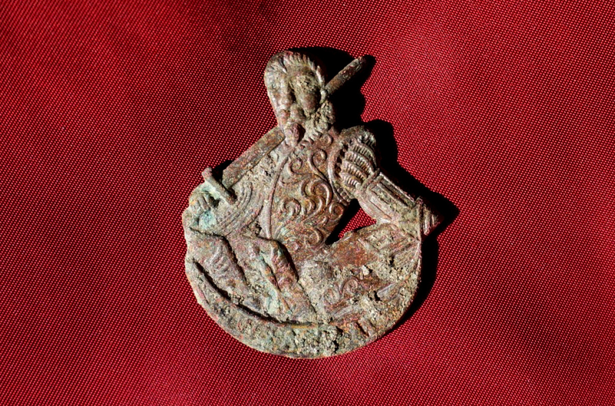 Atstatomos Šv. Jono bažnyčios vietoje KU archeologai rado Karaliaučiaus universiteto ženkliuką
