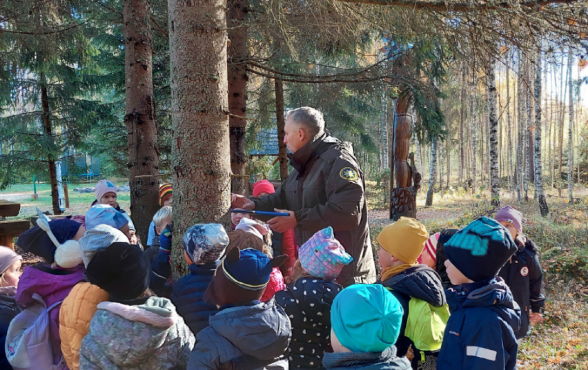 Klaipėdos miškų kontrolės skyriaus pareigūnai vedė pamokėlę moksleiviams – „Miško taku gyvai“