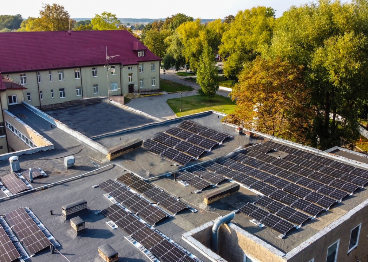 Ant Šilutės ligoninės stogo įrengta saulės elektrinė jau gamina žaliąją energiją