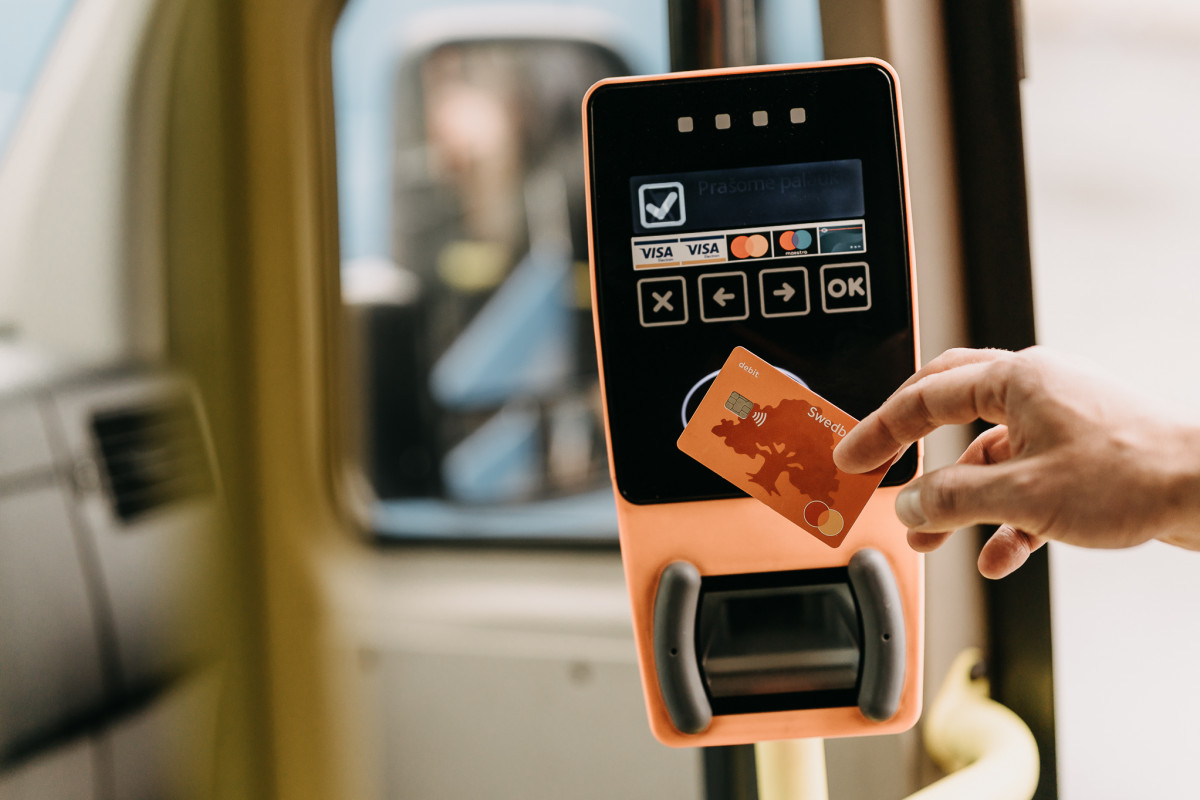 Jau galimas apmokėjimas už autobuso kelionę Klaipėdoje bekontakte banko kortele