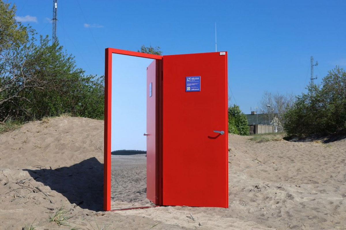 Klaipėdos paplūdimyje atsirado raudonos durys, nukreipiančios „Į save“