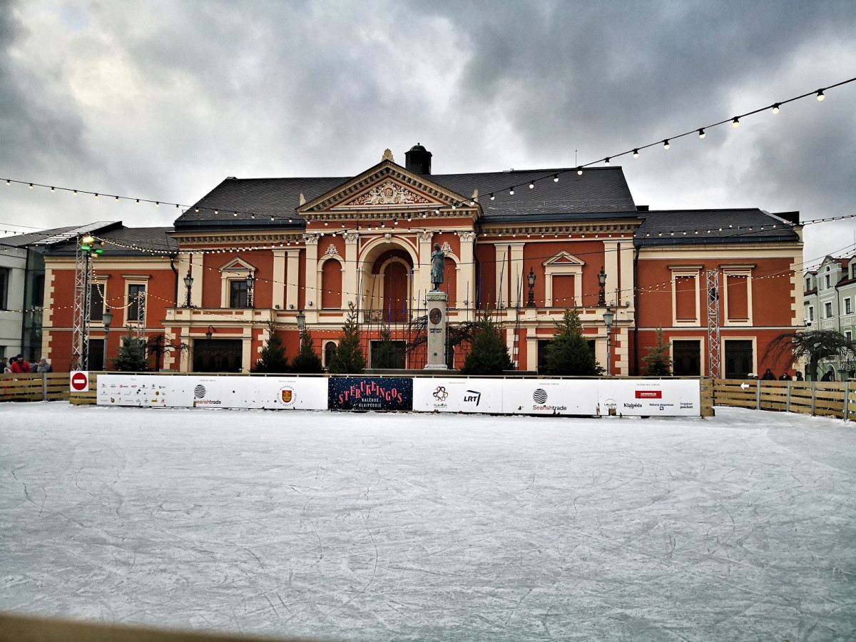 Klaipėdiškių pamilta ledo čiuožykla Teatro aikštėje liks iki vasario vidurio