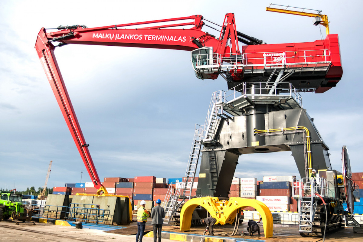 Malkų įlankos terminalas įsigijo didžiausią elektra varomą hidraulinį kraną Baltijos šalyse, plečia sandėlius