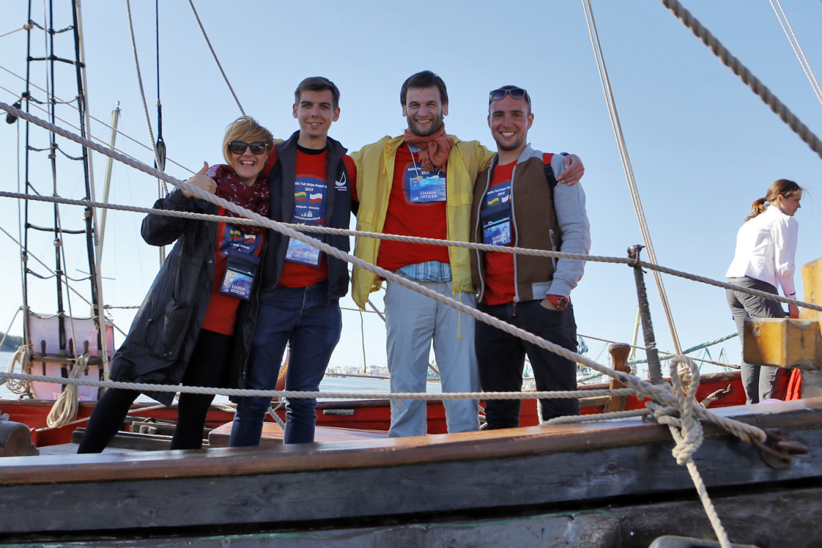 Buriama savanorių komanda didžiųjų burlaivių lenktynėms „The Tall Ships Races 2021“
