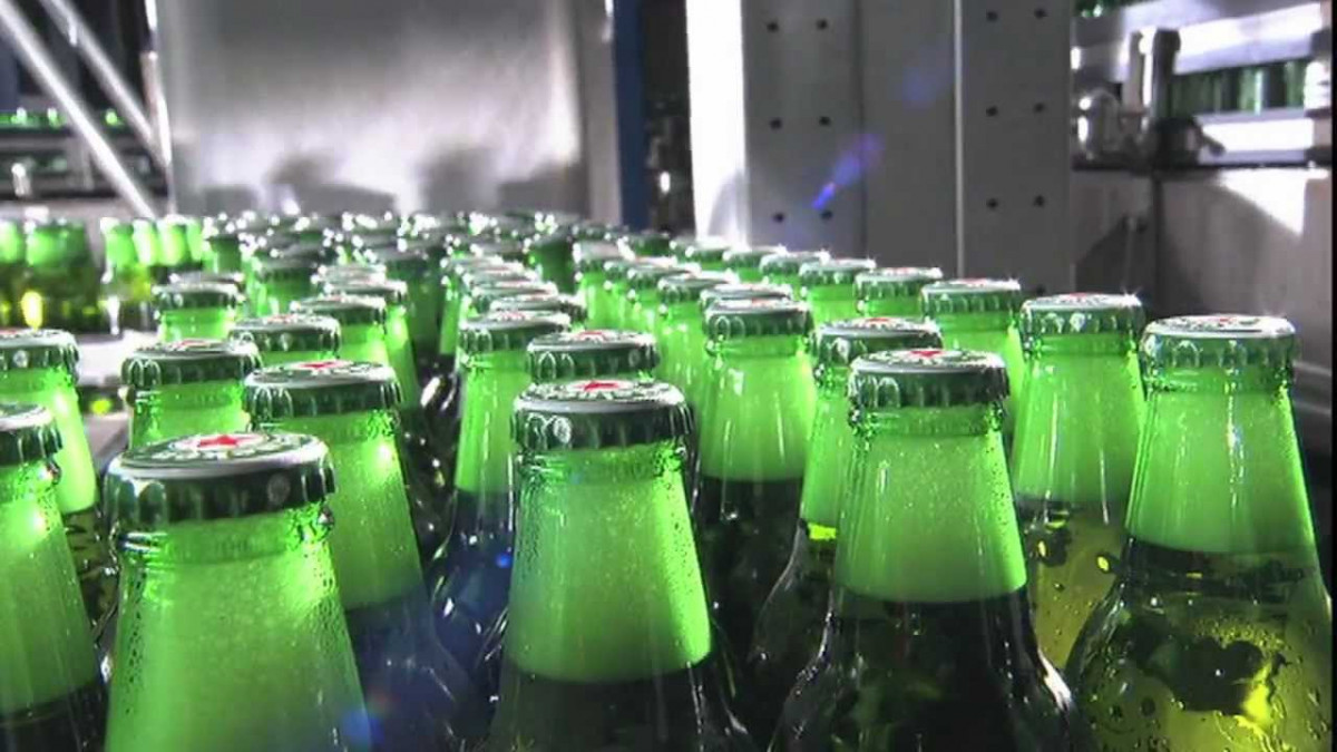 „Heineken“ stabdo alaus gamybą ir pardavimus Rusijoje