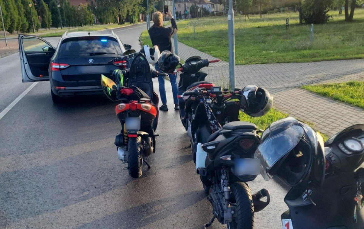 Kelių policijos pareigūnai surašė protokolus triukšmingiems motorolerių ir mopedų vairuotojams