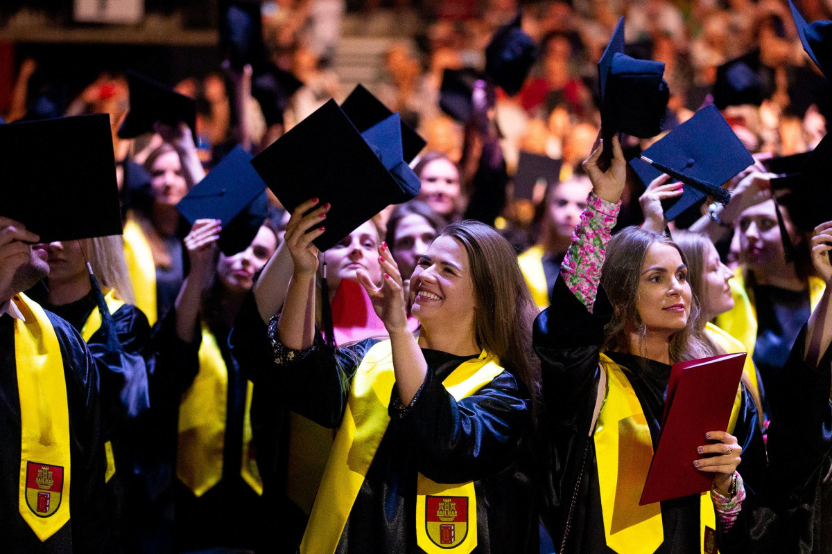 KU diplomų įteikimo šventėje – pagarba ir absolventams, ir akademikams