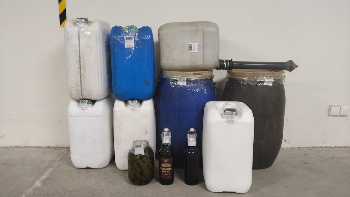 Plungės r. PK pareigūnai rado apie 130 litrų galimai naminės degtinės