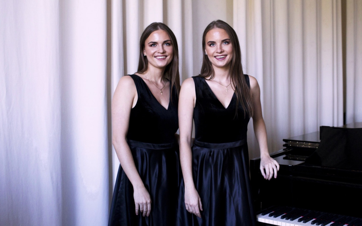 Tokį duetą išgirsite retai: vienu fortepijonu kartu skambins seserys dvynės Petkūnaitės