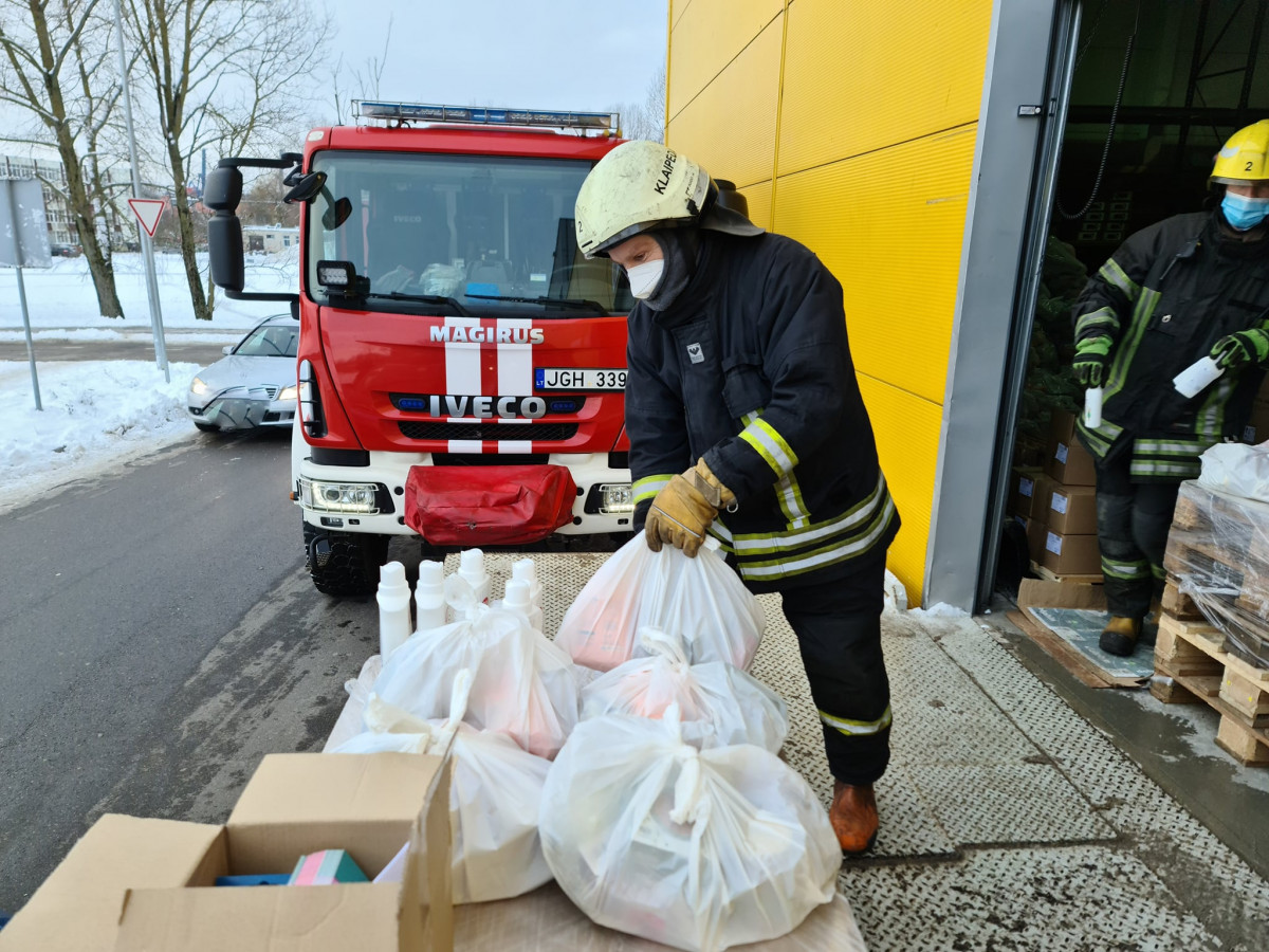 Savanoriaudami Klaipėdos ugniagesiai per 5 dienas išdalino beveik 3 tūkst. paramos paketų