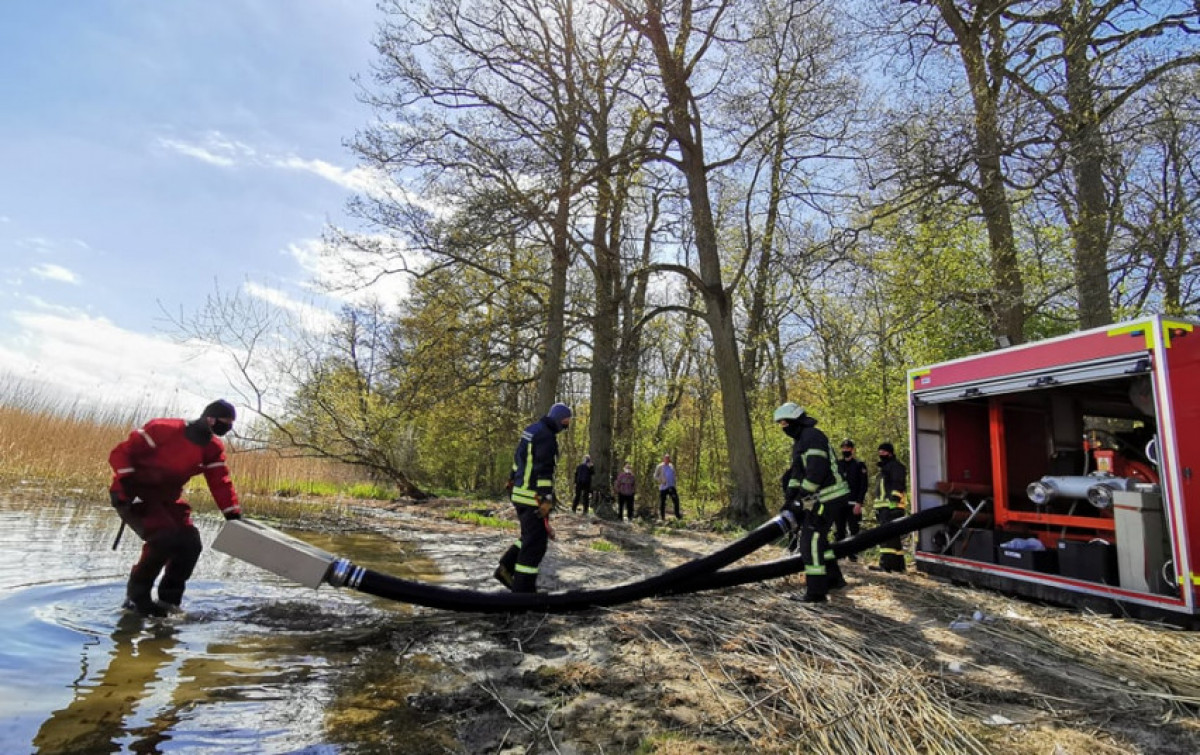 Kuršių nerijoje ugniagesiai ir miškininkai tobulino vandens paėmimo iš Kūršių marių techniką