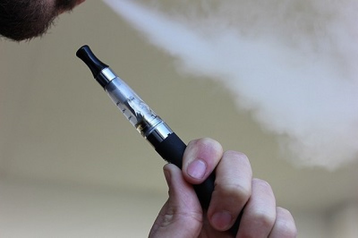 Seimas artėja prie elektroninių cigarečių su pridėtiniais skoniais ir kvapais draudimo