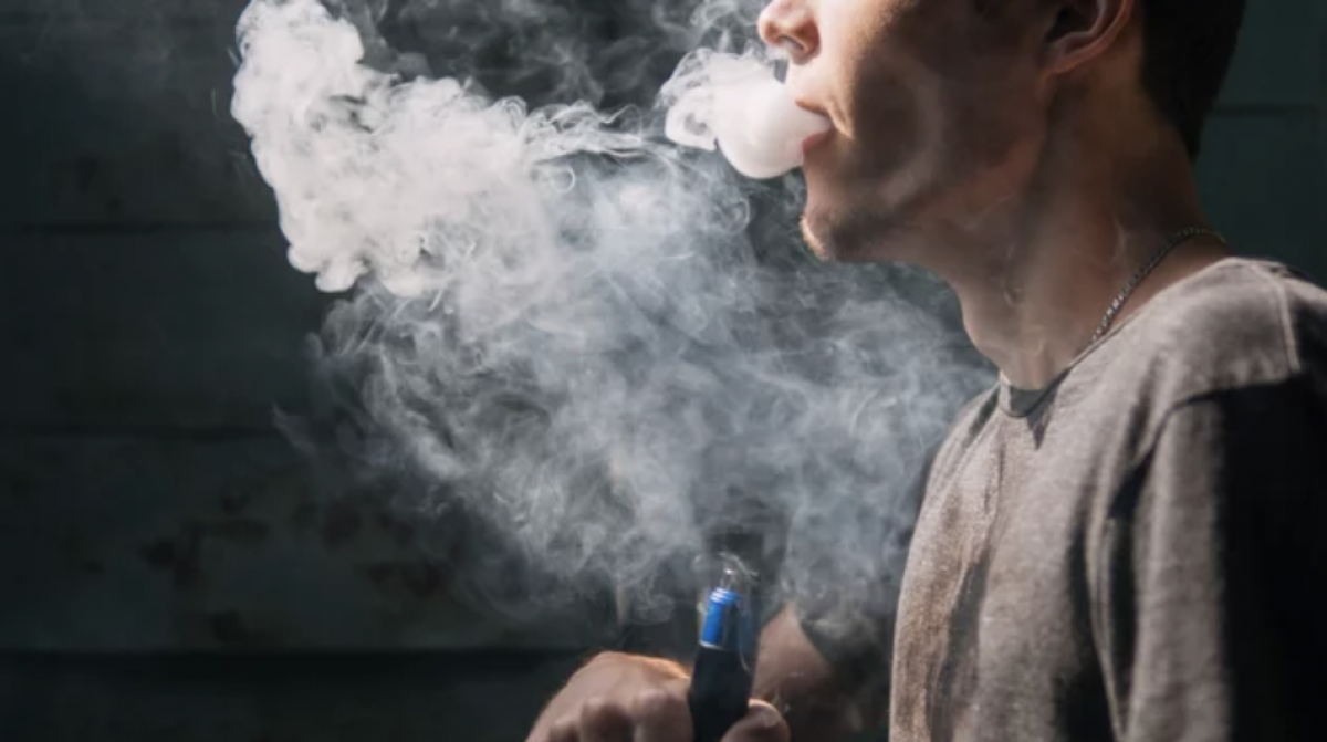 Seimas uždraudė elektronines cigaretes su įvairiais skoniais ir kvapais
