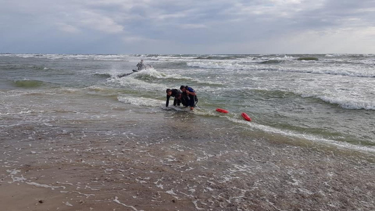 Pirmadienį Klaipėdos paplūdimyje vyko skęstančių jaunuolių gelbėjimo operacija