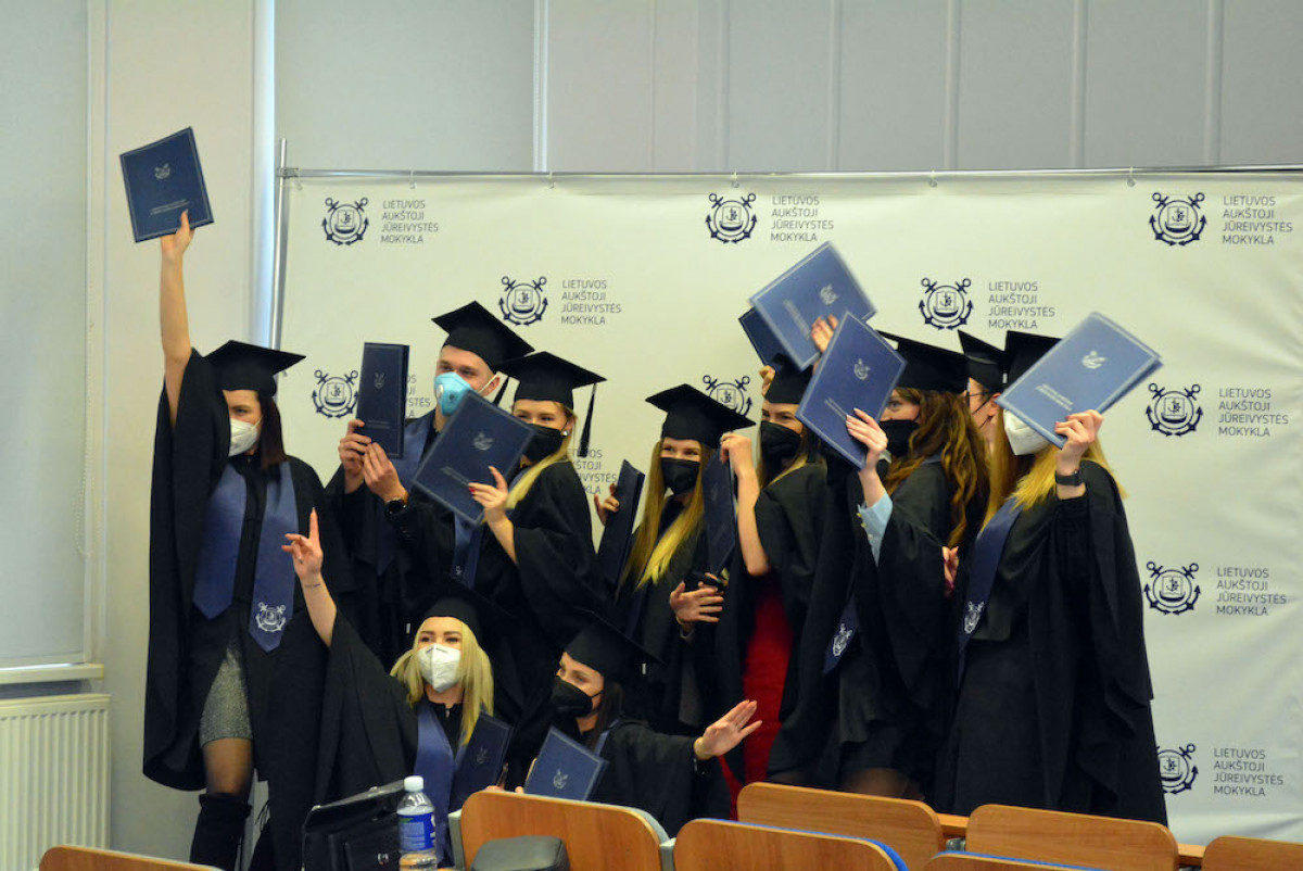 Lietuvos aukštosios jūreivystės mokyklos studijas baigė 64 absolventai