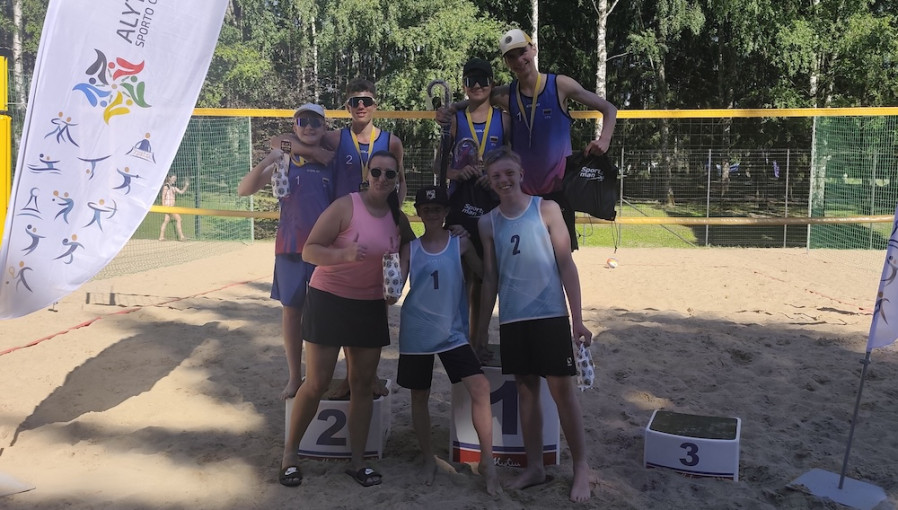 Įspūdingas debiutas Lietuvos čempionate: Klaipėdos jaunieji tinklininkai iš Alytaus grįžo su aukso ir sidabro medaliais