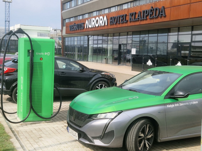 Šalia Naujosios perkėlos įrengta greito elektromobilių įkrovimo stotelė