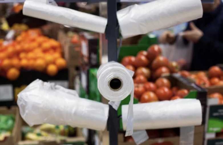 „Maxima“ skelbia – nuo liepos 1 d. vienkartiniai plastiko maišeliai prekybos tinkle kainuos 1 centą