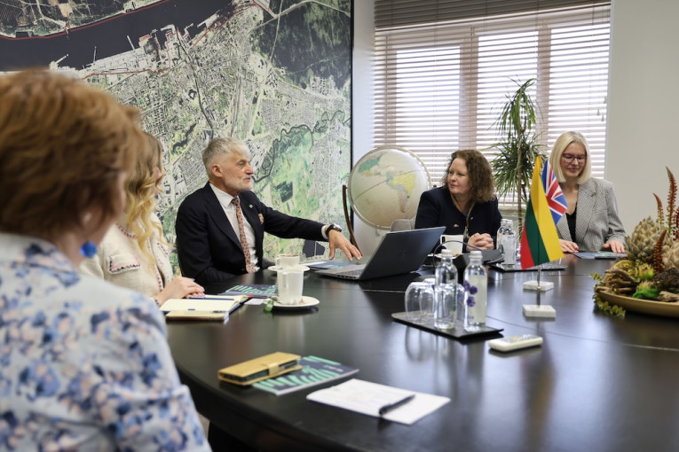 Jungtinės Karalystės ambasadorės vizitas Klaipėdos uoste: dėmesys bendradarbiavimui ir ateities planams