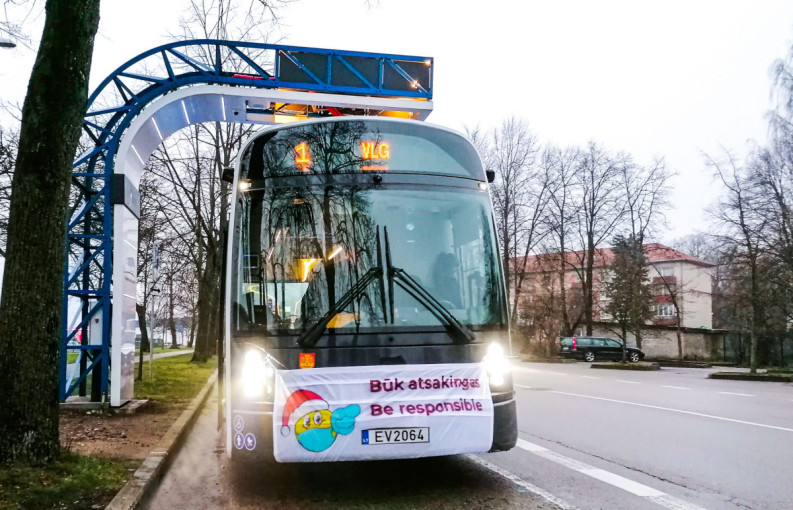 Klaipėdos miesto gatvėmis riedantys elektriniai autobusai DANCER taip pat uždengė savo „veidus“