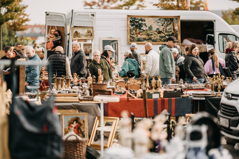 Klaipėdiečiai kviečiami į paskutinį šių metų Miesto bagažinių turgų: tradicija, vienijanti žmones ir daiktų istorijas
