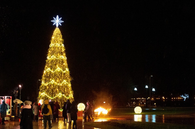 Nidoje įžiebta Kalėdų eglė, kuriasi Kalėdų miestelis