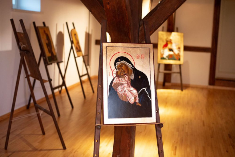 KKKC II aukšto galerijoje – Raimondo Navakausko ikonų paroda „Langas“
