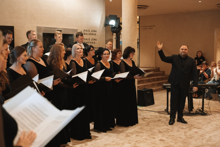 „Dainos smėlio laiptais“ – ypatingas Klaipėdos valstybinio muzikinio teatro choro koncertas M. K. Čiurlionio gimtadieniui pažymėti