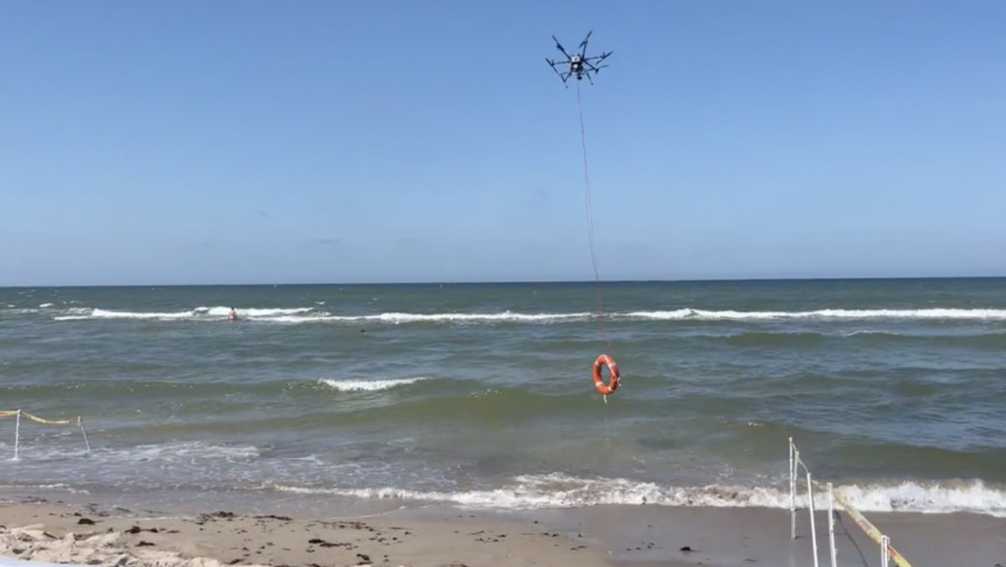 Palangos gelbėtojai pristatė naująjį droną, galintį gelbėti žmones jūroje