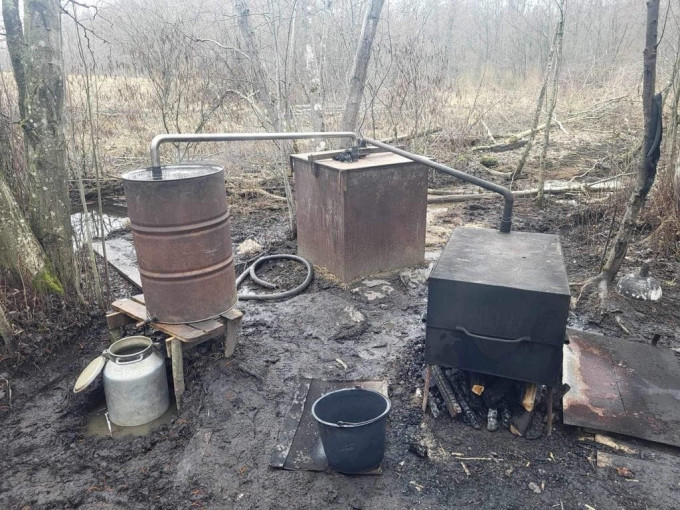 Rietavo PK pareigūnai likvidavo miške įrengtą naminės degtinės bravorą