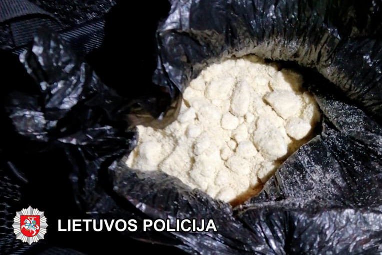 Klaipėdos kriminalistai su įkalčiais sulaikė asmenis, įtariamus neteisėtai disponavusius dideliu narkotinių medžiagų kiekiu