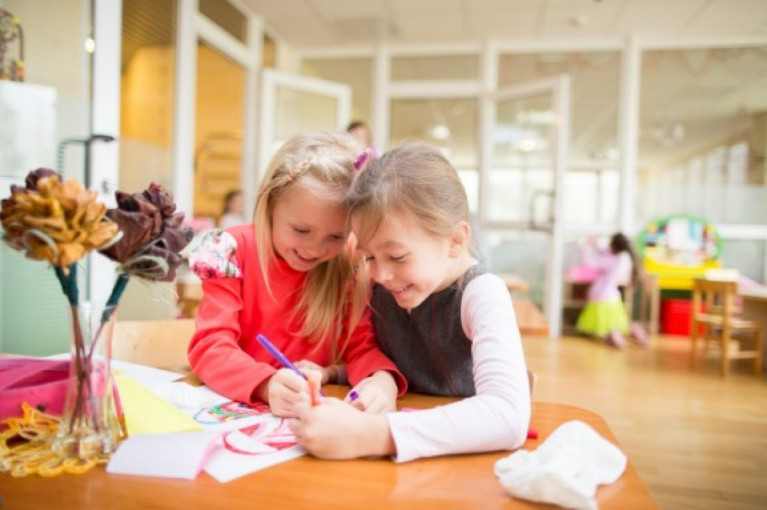 Seimas įteisino visuotinį ikimokyklinį ugdymą: savivaldybės privalės užtikrinti vaikui vietą