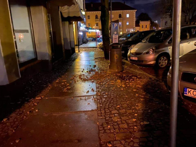 Įsisiautėjęs vėjas pridarė nuostolių Klaipėdos senamiestyje